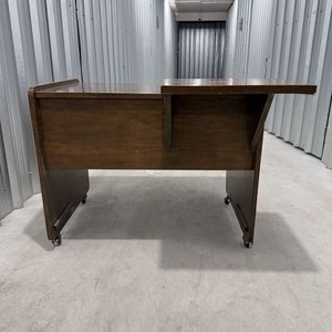 Escritorio de Madera Oscura con Extensión Lateral y Ruedas - imagen 1