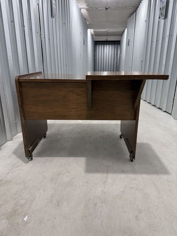 Escritorio de Madera Oscura con Extensión Lateral y Ruedas