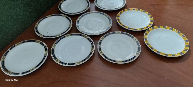Platos blancos con diseño amarillo y negro - imagen 2