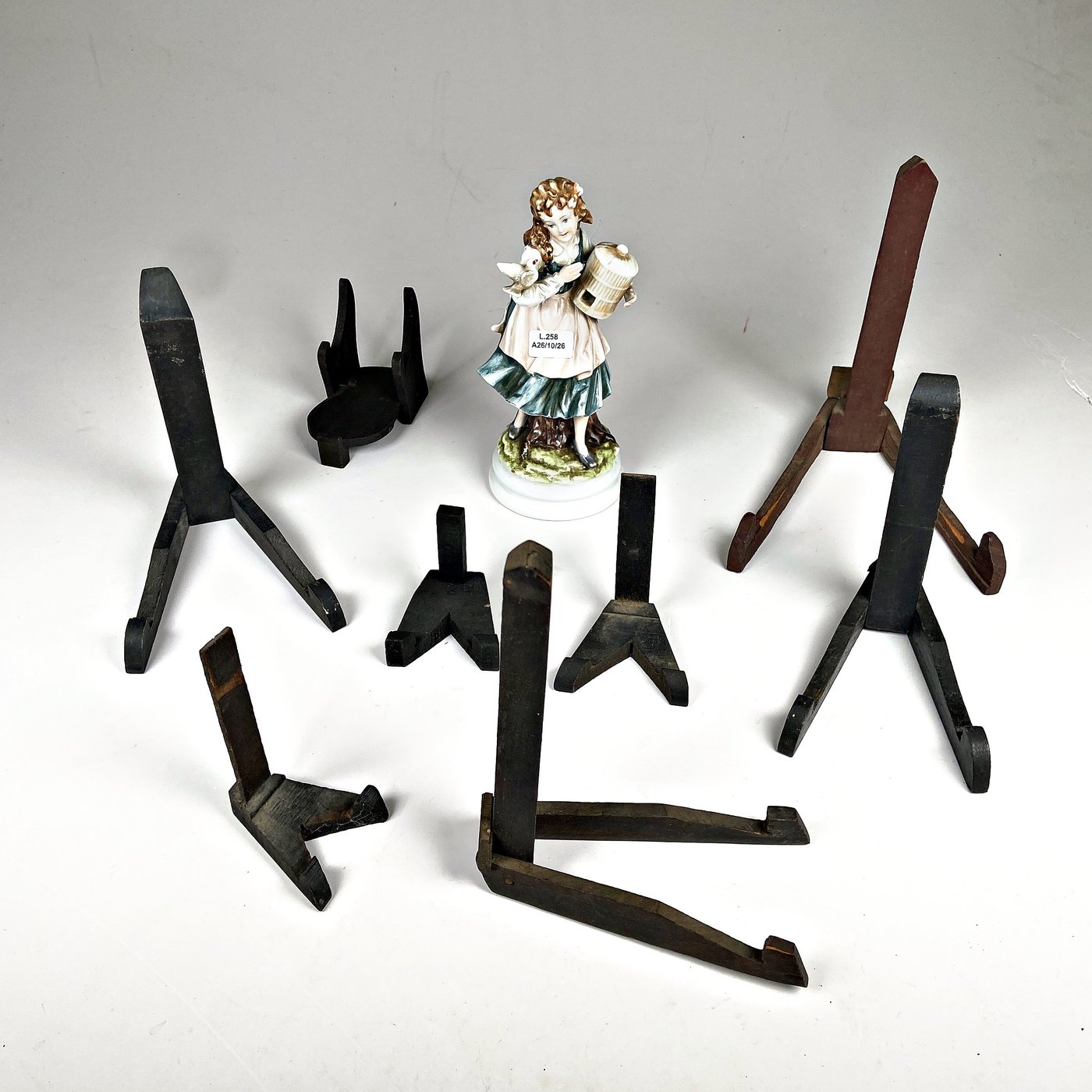 Figura de Porcelana Dama con Ave y 8 Soportes de Madera