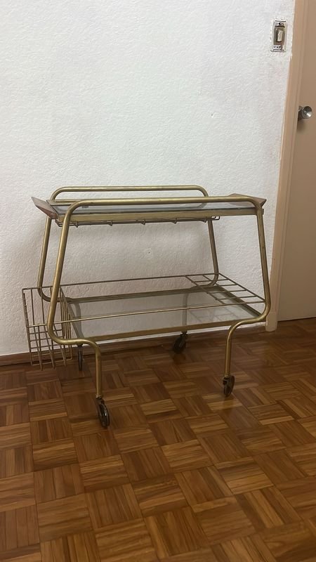 Mesa auxiliar de cocina con tapa de mármol y estructura metálica dorada - imagen 5
