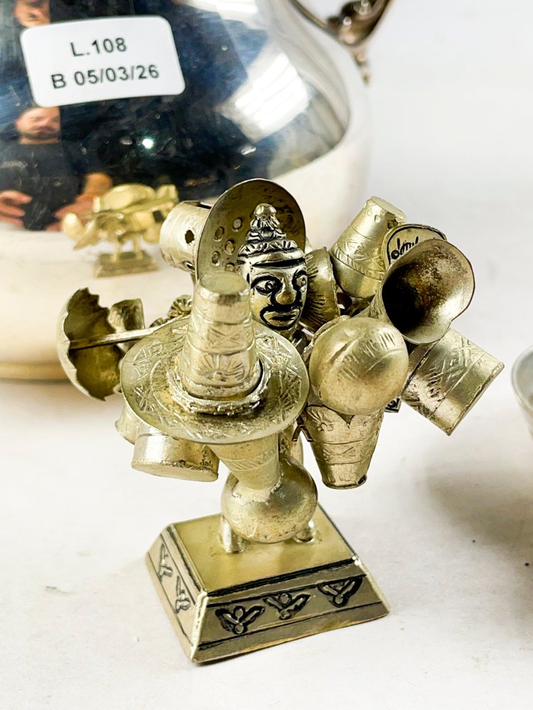 Colección de piezas en metal con jarra, catador y figura - imagen 3
