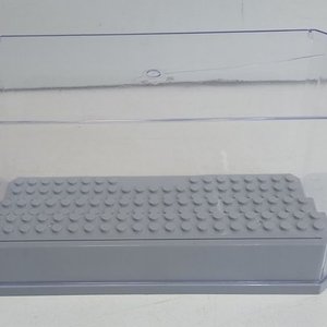 Exhibidor Acrílico Transparente para Modelos con Base Gris y Rajadura - imagen 4
