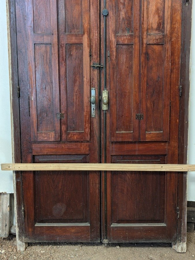 Puerta antigua con par de hojas batientes y marco de pinotea - imagen 7