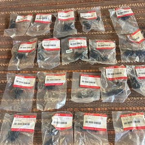 Lote siguiente: Juego de 19 bolsitas de tuercas plásticas Haima