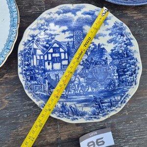 Tres Platos Decorativos de Loza Azul y Blanca con Escenas Tradicionales - imagen 6