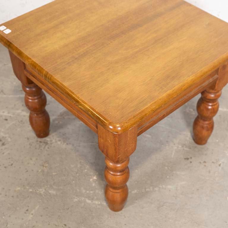Mesa lateral de madera con patas torneadas - imagen 2