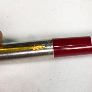 Lapicera Parker Clásica Roja y Plateada - imagen 3