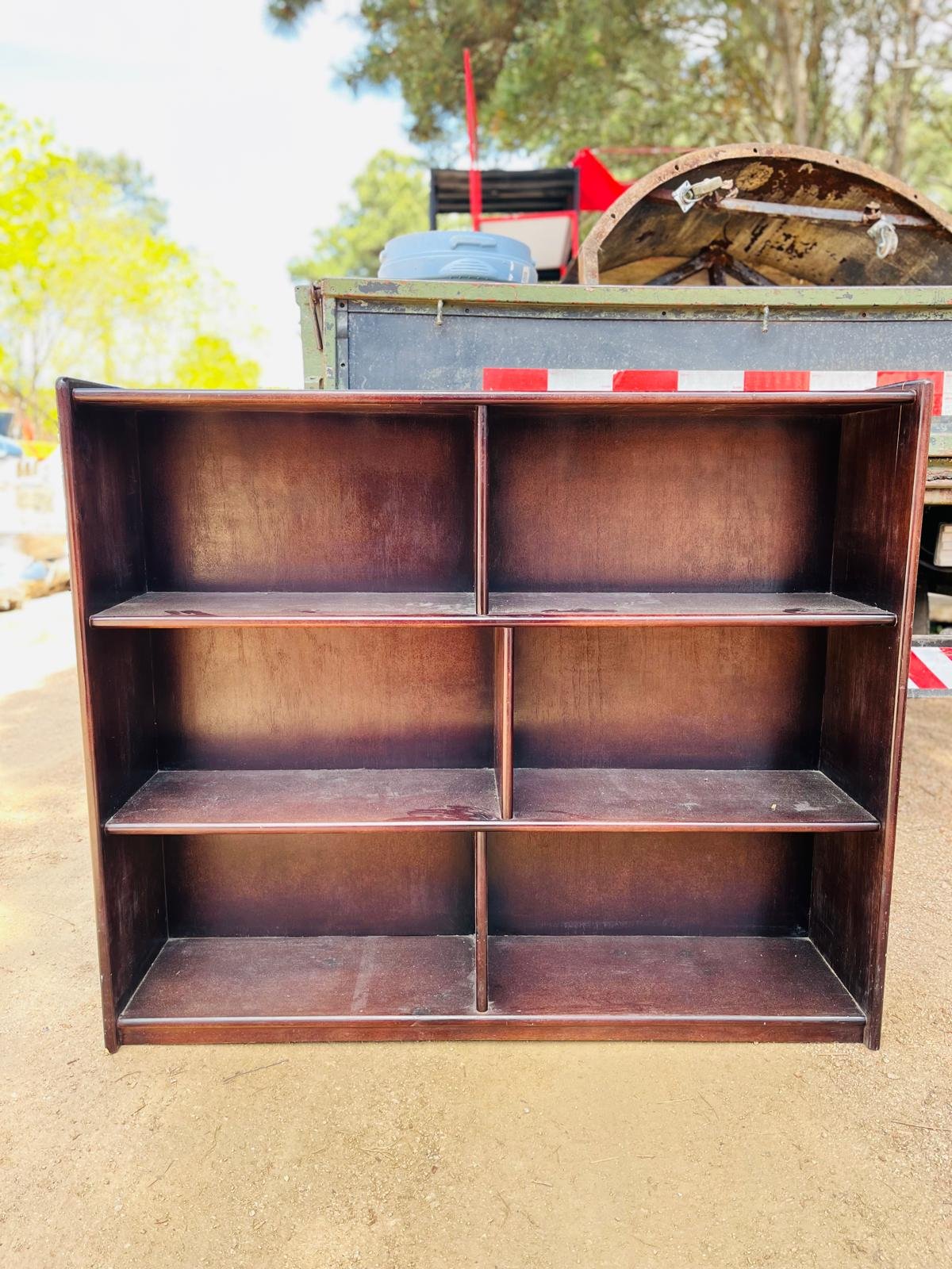 Rack Estantería de Madera Oscura con 6 Compartimentos