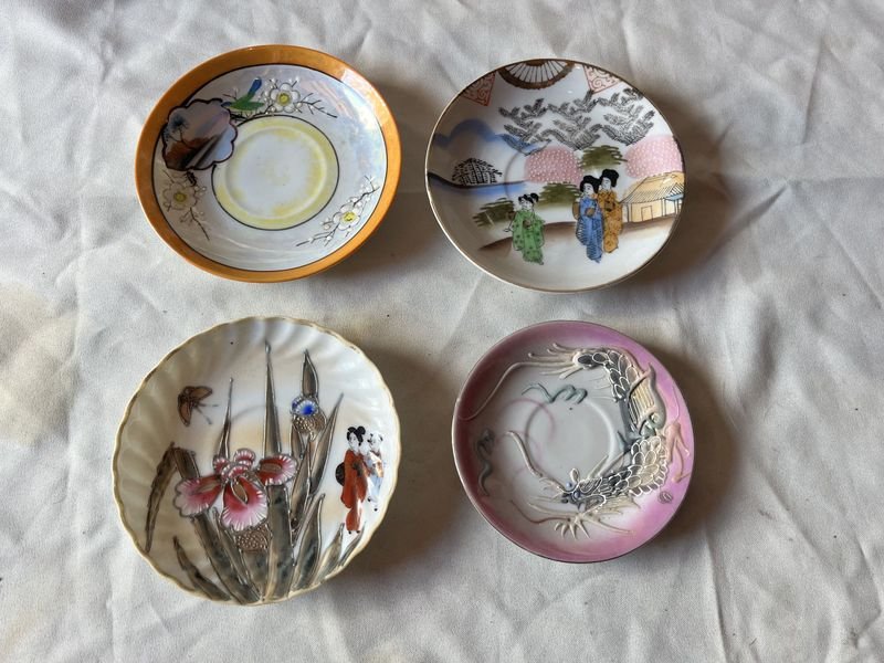 Lote siguiente: Platos decorativos de porcelana con sello