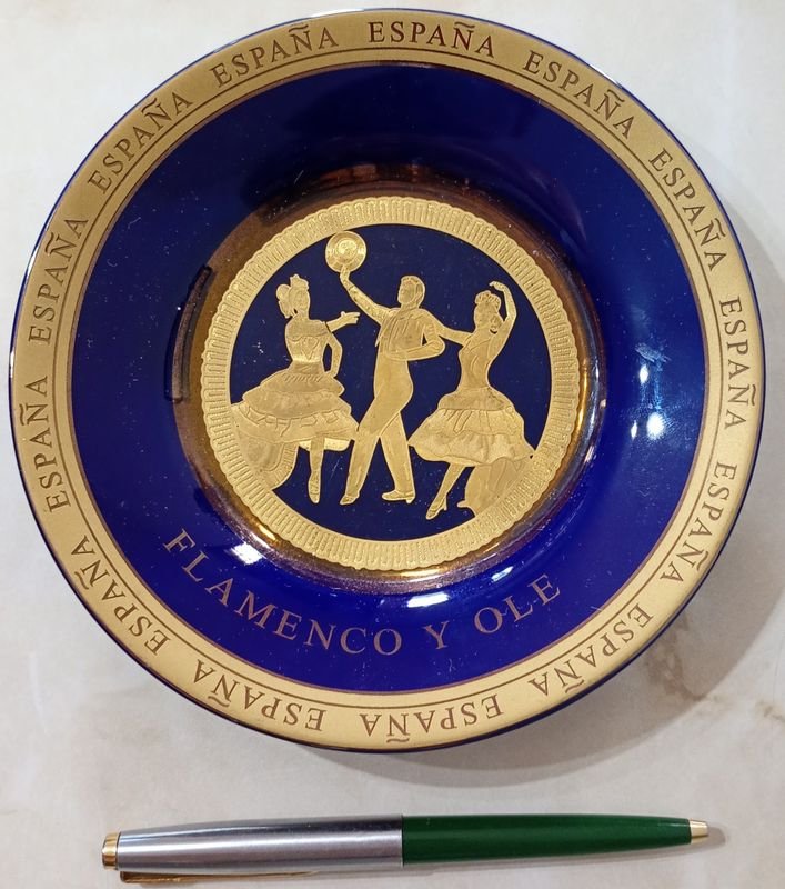 Lote siguiente: Platillo de Loza con Decoración Bailaores Flamencos
