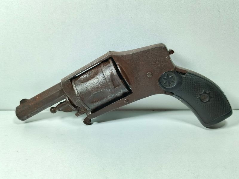 Lote siguiente: Pistola antigua belga Vellodog con cachas en baquelita