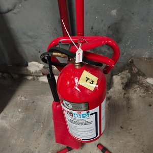 Extintor con Soporte de Piso y Señalización Superior - imagen 4