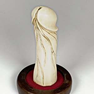 Escultura Fálica en Marfil con Cúpula Protectora - imagen 2