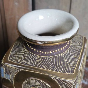 Florero Oriental de Porcelana Japonesa Satsuma con Figuras y Detalles Dorados - imagen 5