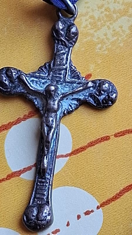Antiguo crucifijo con cinta azul de época - imagen 2