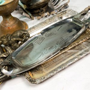 Lote Variado de Metal: Lámpara a Kerosene, Coladores, Bandejas y Adornos - imagen 5