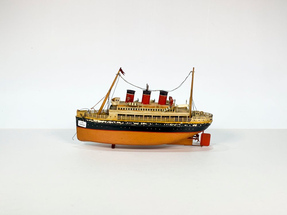 Lote siguiente: Maqueta de buque de pasajeros detallada