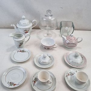 L 385 - Varias Piezas - Importante surtido de vajilla y adornos en ceramica y vidrio para complementar su mesa y decoracion, con detalles florales - imagen 3