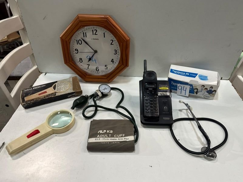 Reloj de Pared, Teléfono Inalámbrico, Lupa, Tensiómetro y Estetoscopio