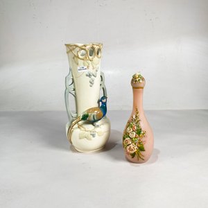 Lote anterior: Dos piezas decorativas: Florero con ave y botellón floral