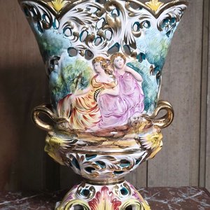 Lote siguiente: Florero Capodimonte Italiano con Figuras y Detalles Dorados