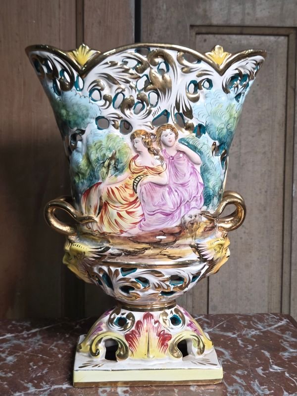Florero Capodimonte Italiano con Figuras y Detalles Dorados