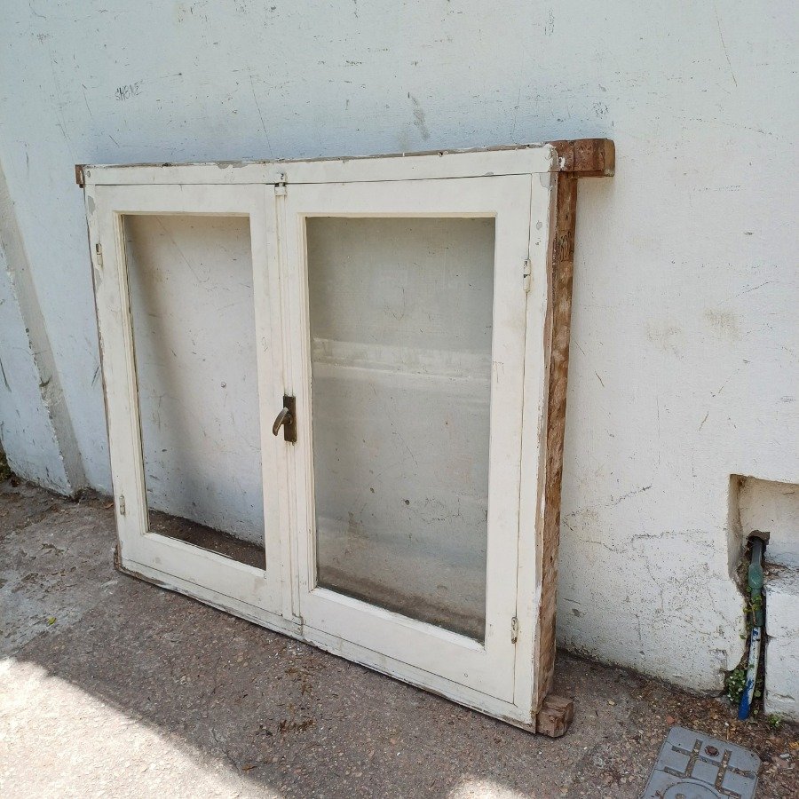 Ventana de hojas batientes en cedro, falleba y marco de madera dura - imagen 3