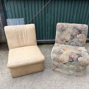 Lote siguiente: Dos Módulos de Sillones Tapizados Estilo Clásico