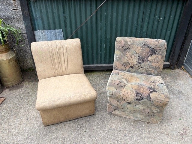 Dos Módulos de Sillones Tapizados Estilo Clásico