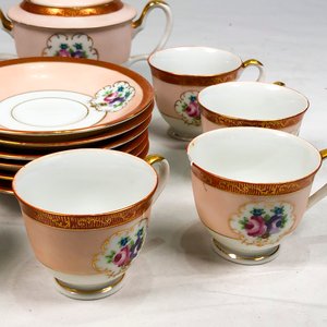 Jarra, Pocillos y Platitos de Porcelana Blanca con Guardas Florales Bordo y Rosado - imagen 4
