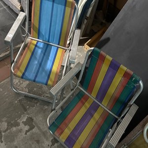 Lote siguiente: Juego de 2 Sillas de Playa Plegables Rayadas
