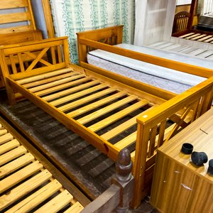 Lote siguiente: Cama de madera estilo campo, sommier incluido