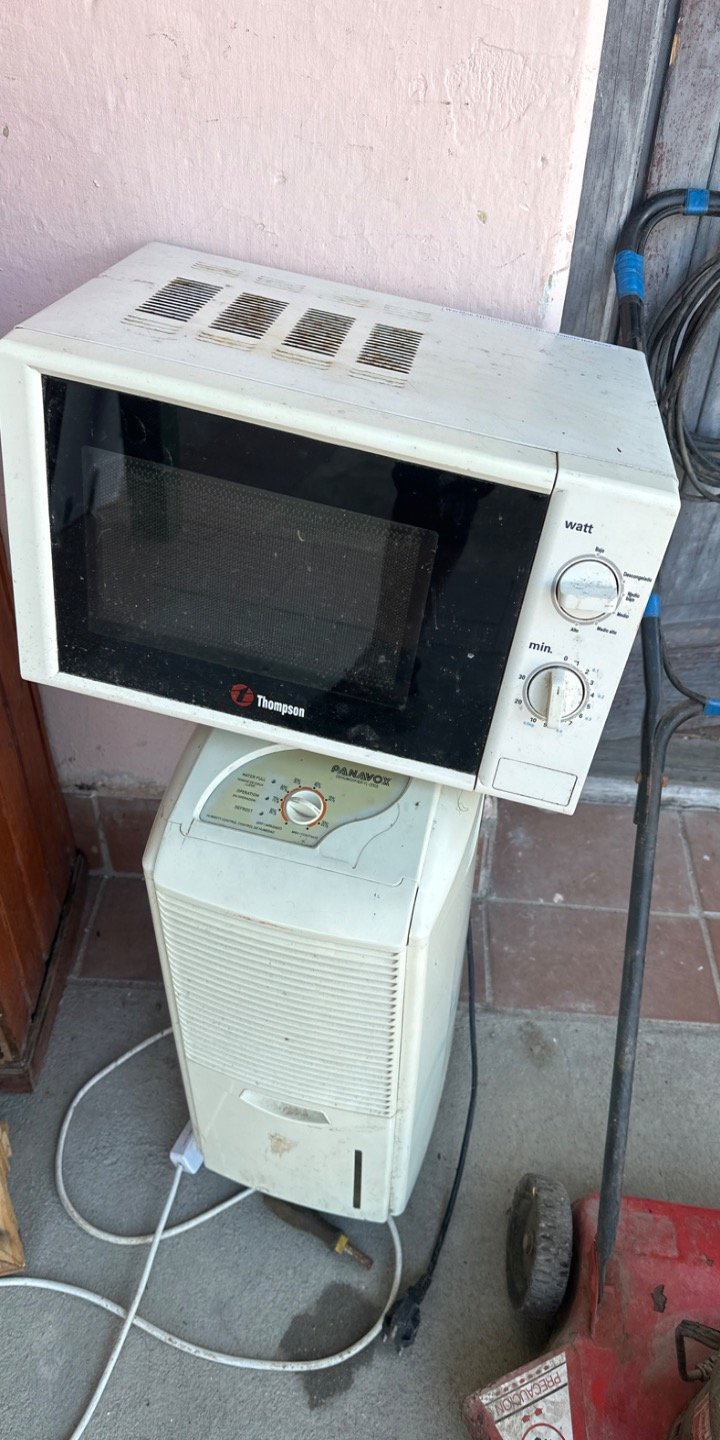 Microondas Thompson y Deshumidificador Panavox