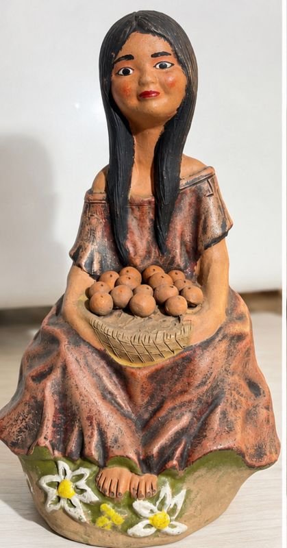 Escultura Artesanal Paraguaya en Terracota Policromada: Campesina con Cesta - imagen 1
