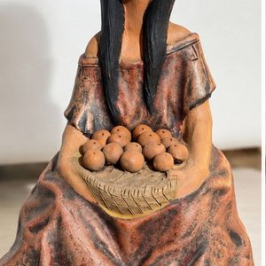 Escultura Artesanal Paraguaya en Terracota Policromada: Campesina con Cesta - imagen 1