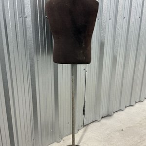 Lote siguiente: Maniquí Torso de Costura con Pie Metálico - Exhibición de Ropa