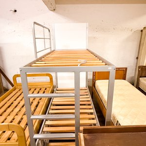 Cama Cucheta Metálica con Escalera y Base de Madera - imagen 1