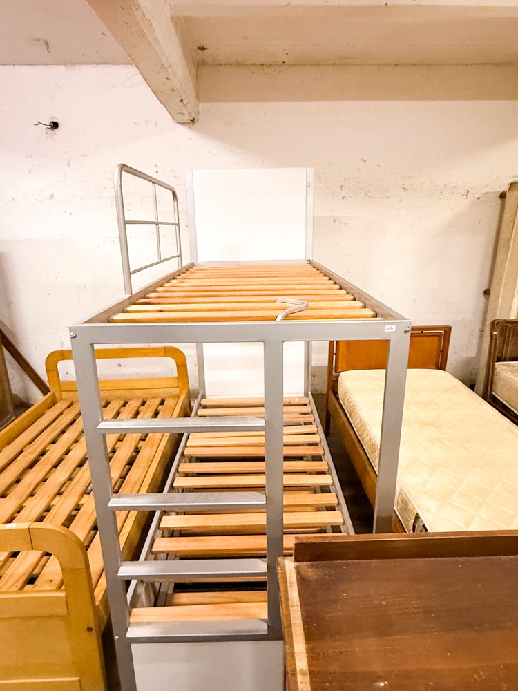 Cama Cucheta Metálica con Escalera y Base de Madera