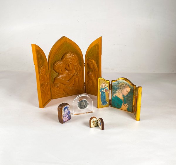 Lote de 5 Piezas Religiosas: Trípticos, Díptico, Ilustración en Madera y Medalla - imagen 1