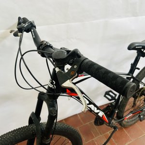 Bicicleta Rave Rodado 26 Negra con Detalles Rojos y Blancos - imagen 3