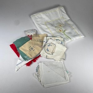 Lote anterior: Lote de Servilletas de Tela Bordadas y Cortina de Baño Blanca con Flores