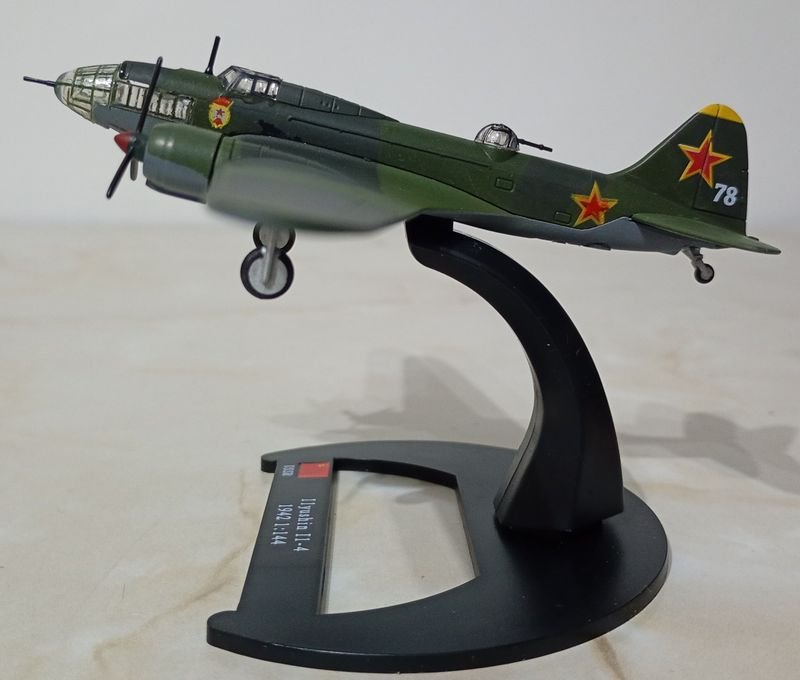 Modelo a escala del avión ILYUSHIN IL-4 soviético de la Segunda Guerra Mundial - imagen 3