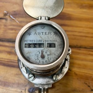 Lote siguiente: Antiguo Contador de Agua en Bronce Marca ASTER