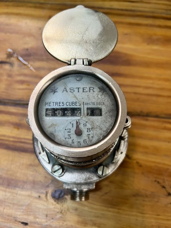 Antiguo Contador de Agua en Bronce Marca ASTER