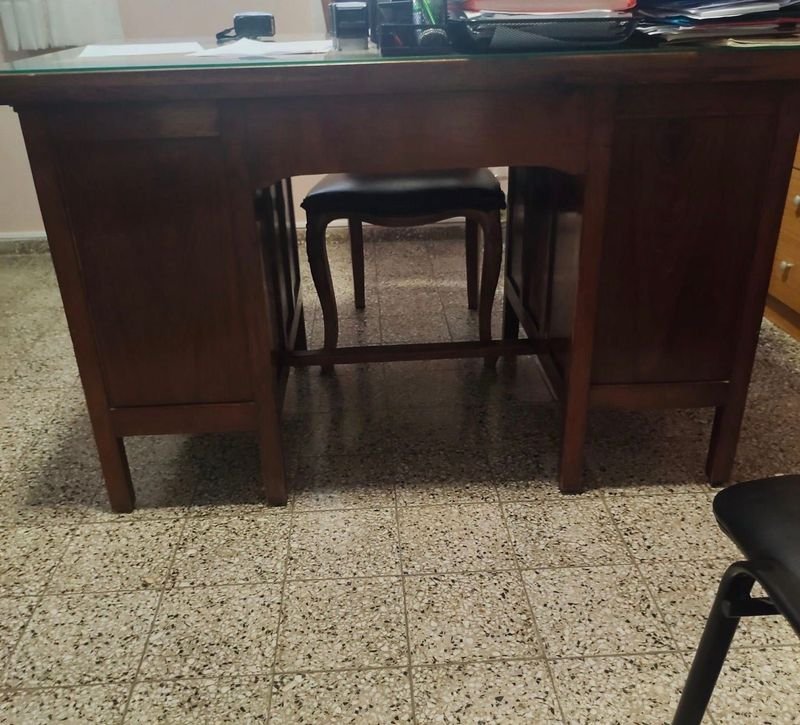 Escritorio en roble con características únicas - imagen 2