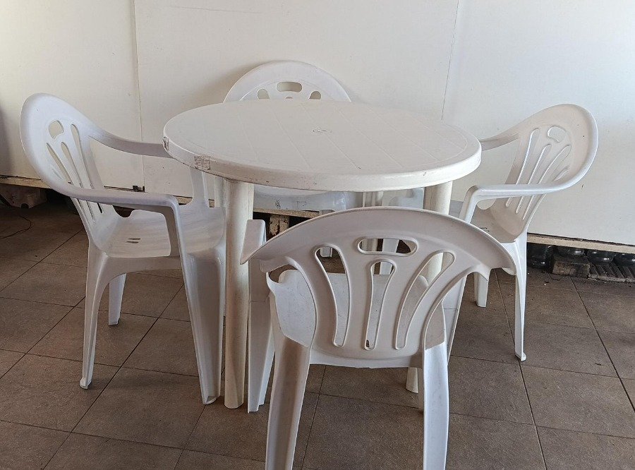 Mesa Redonda de PVC Blanca con 4 Sillas Apilables
