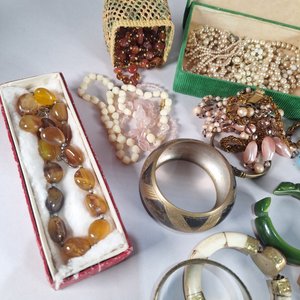 Lote Variado de Bijouterie: Pulseras, Collares, Caravanas y Dijes - imagen 2