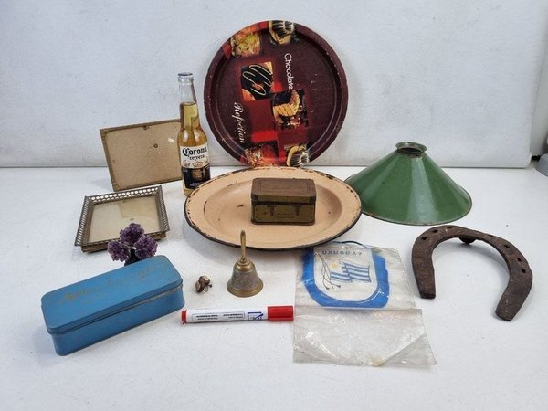 Lote de Adornos y Objetos Varios: Bandeja Chocolate, Marcos, Campana y Herradura - imagen 1