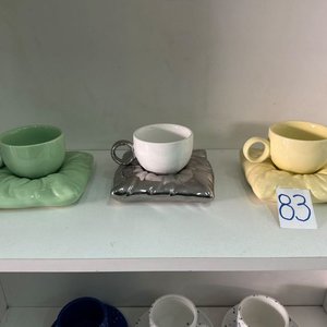 Juego de 3 Tazas de Cerámica con Platillos Decorativos - imagen 3